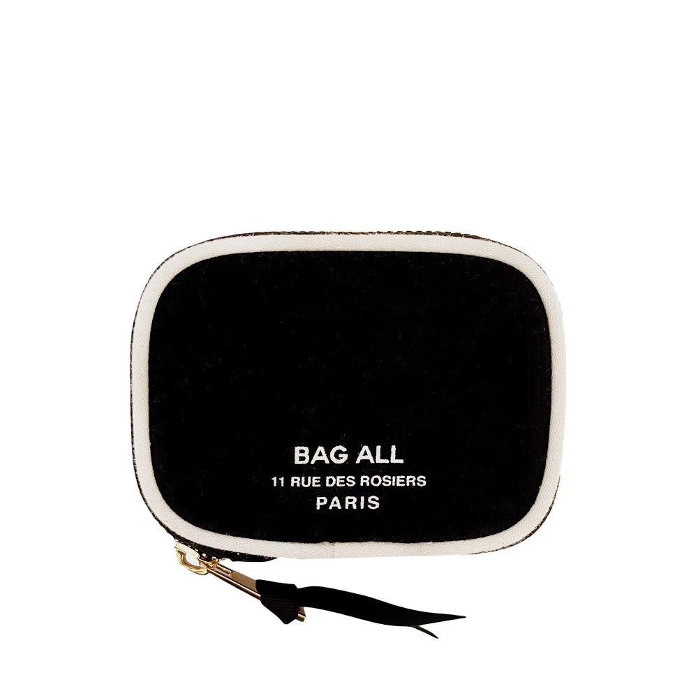 
                                      
                                        Bag-all black wallet for everyday necessities. 
                                      
                                    